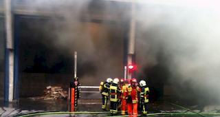 Der Brand in der Schredderanlage der Kehrichtverbrennungsanlage in Gamsen hatte starke Rauchentwicklung zur Folge.