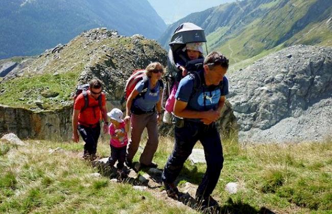 Nik Hartmann wandert mit Debi und Peter Schwitter und ihren zwei Kindern zur Oberaletschhütte.