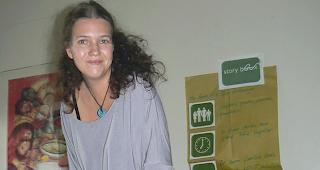 &laquo;An dem Tag haben wir gerade die B&uuml;cher f&uuml;r die mobile B&uuml;cherei ausgepackt. Momentan haben wir &uuml;ber 500 B&uuml;cher und katechetisches Material f&uuml;r 22 Missionsstationen.&raquo;