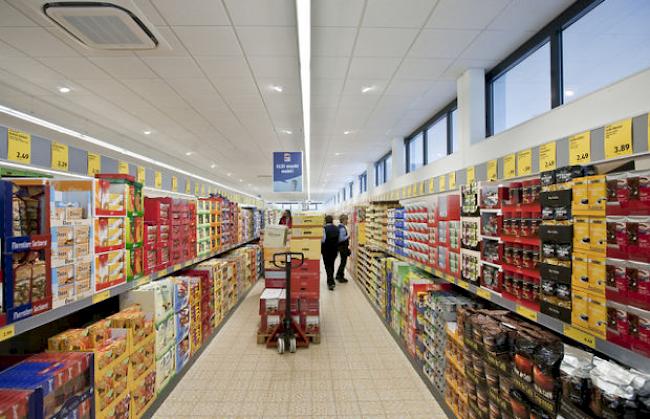 Lebensmittel-Regale in einer Filiale von Aldi Suisse (Archiv)
