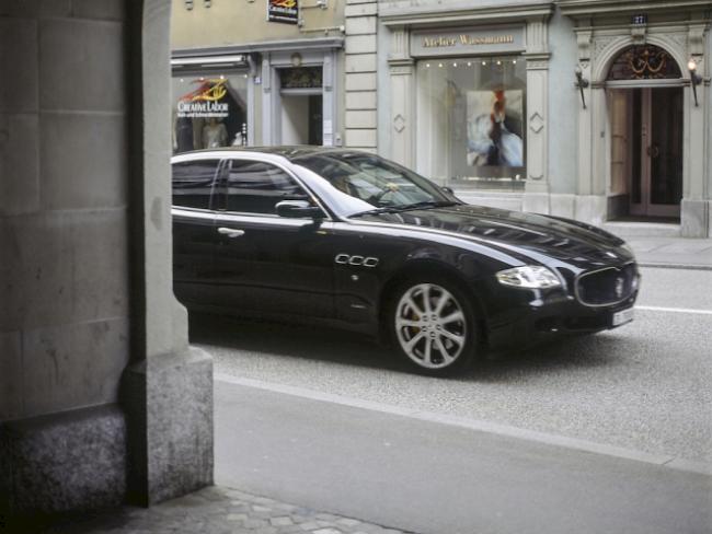 Ein schwarzes Auto in Zug (Archiv)