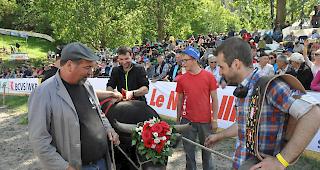 Rinder-Reine. Erwin (links) und Ray Sterren freuen sich mit &laquo;Tinette&raquo;.