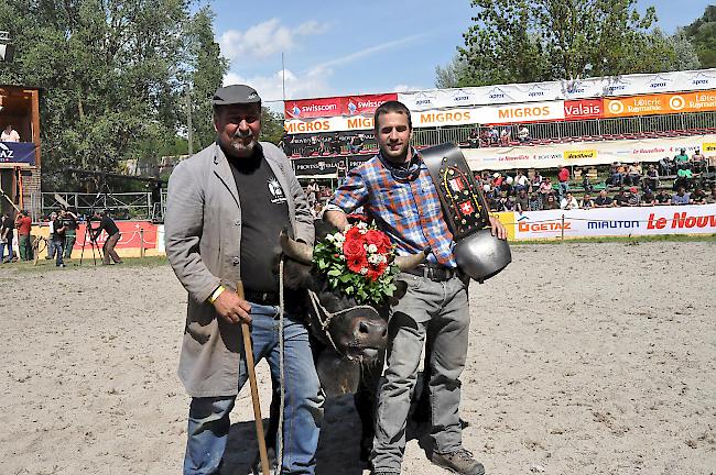Siegerfoto. Erwin (links) und Ray Sterren mit «Tinette» in der Arena von Aproz.