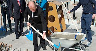 Stadtpr&auml;sident Louis Ursprung: Der Grundstein wird gelegt.