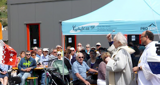Neben den rund 80 Spezialvelos von Tandem 91 segnete Pfarrer Edi Arnold (rechts) viele Velos von Privaten.