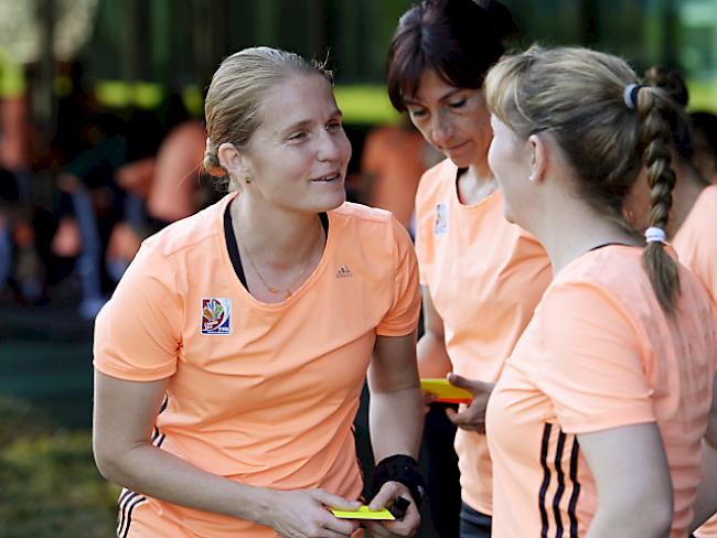 Schweizer Referee Esther Staubli (l) leitete Champions-League-Final
