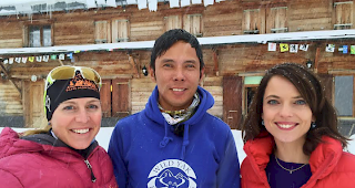 Andrea Zimmermann (l.), neben Sherpa Norbu und Moderatorin Mona Vetsch.