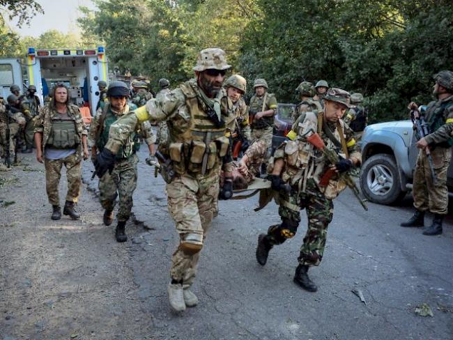 Ukrainische Armee-Soldaten am Stadtrand von Donezk