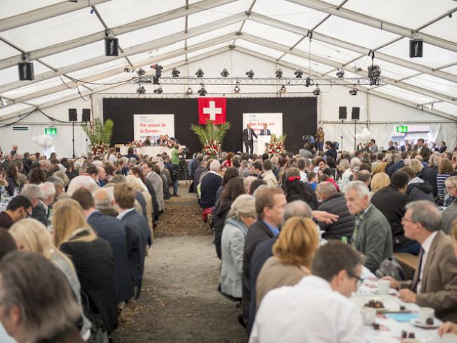 Über 1000 Personen waren im Zelt auf dem Stierenmarktareal zugegen