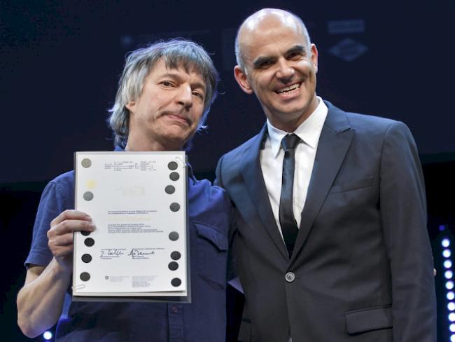 Franz Treichler mit Bundesrat Alain Berset bei der Preisverleihung