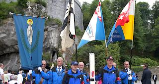 Wie alle Jahre wurde zu Beginn der Wallfahrt in Lourdes die Pilgerkerze der Oberwalliser und Deutschfreiburger unter Fahnenbegleitung zur Grotte getragen.