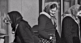 Der Migros-Lastwagen bringt günstige Lebensmittel selbst in die entlegensten Bergdörfer der Walliser Seitentäler.