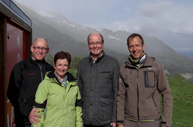 Die Cube 365-VIP Gäste des Naturparks Pfyn-Finges Rolf und Jacqueline Müller, Stéphane Pont, Gemeindepräsident Mollens, Armin Christen, Leiter Umweltbildung Naturpark Pfyn-Finges.