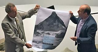 Autor Hermann Biner (links) und Verlagsleiter Rico Erpen pr&auml;sentieren die neue Publikation.