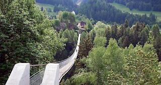 Die neue H&auml;ngebr&uuml;cke im Goms ist 280 Meter lang.