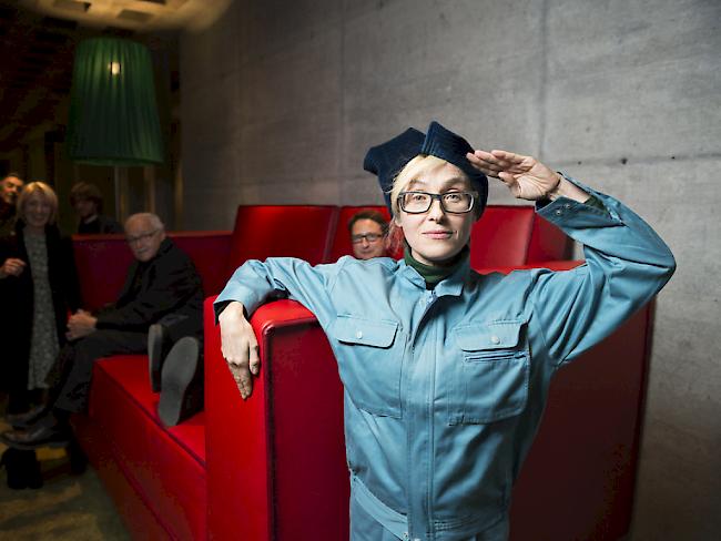 Pipilotti Rist in Lebensgrösse, erhältlich am Kiosk: Als Gestalterin des "Zeit"-Feuilletons beschert sie der Leserschaft einen Starschnitt von sich selbst (Archiv)