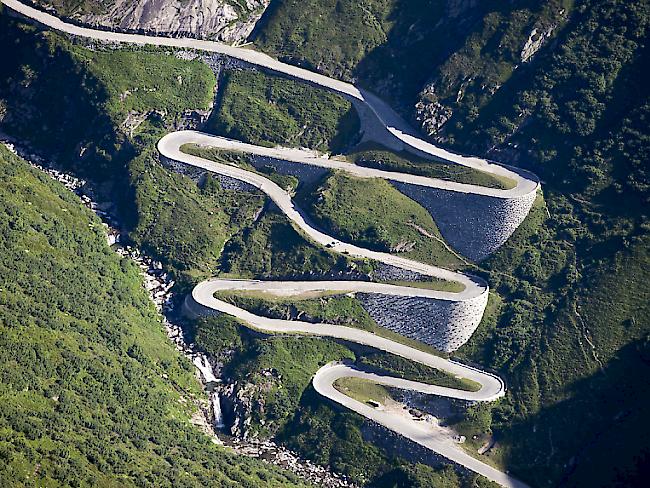 Luftaufnahme der Tremola-Passstrasse hinauf zum Gotthard