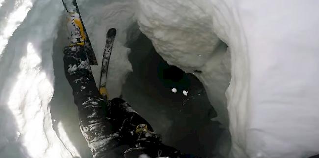 Ein Alpinist stürzt am Strahlhorn bei Saas-Fee in eine Gletscherspalte. Die Helmkamera des Verunfallten filmt das Unglück.