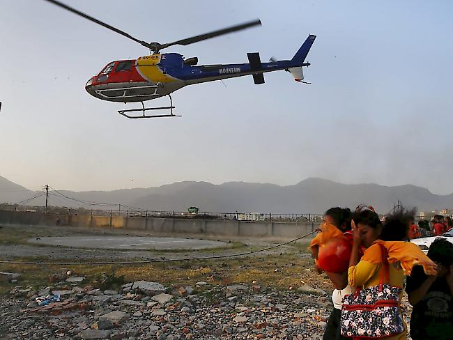 Helikopter verrichten seit Wochen im ganzen nepalesischen Katastrophengebiet wertvolle Transportdienste. Im Bild ein Helikopter bei der Landung beim Teaching Spital in Kathmandu.