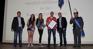 Neue Burger in Naters: Patrick Jerjen und seine beiden T&ouml;chter Fabienne und Nicole durften den Burgerbrief entgegennehmen