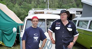 Die Initiatoren Tom Aebersold (l.) und Martin Escher vor Eschers Bulli mit Baujahr 1958.