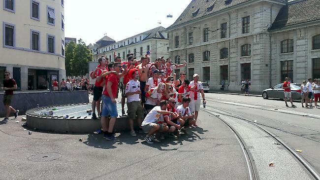 Walliser Fans rüsten sich für den Cupfinal in Basel.