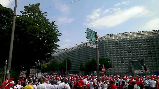 Walliser Fans pilgern zum St. Jakobs-Park. 