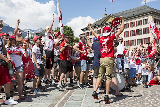 Grosser Jubel: Die Fans auf der Place de la Planta in Sitten feiern den 13. Cupfinal-Sieg. 