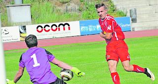 Nervensache. Visp-St&uuml;rmer Claudio Millius scheitert an Baptiste Meunier. F&uuml;r Visp wurde es zur stundenlangen Geduldsprobe.  