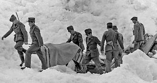 88 Tote werden aus den Eismassen geborgen, die auf die Baracken der Mattmark-Baustelle niedergehen. Das führt auch zu einer neuen Wahrnehmung zur Lage der ausländischen Arbeitskräfte.