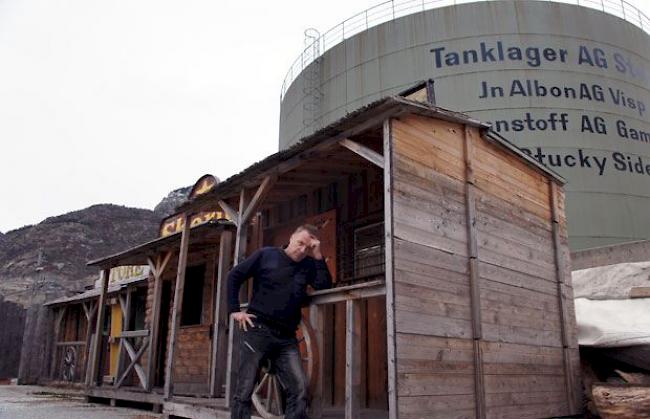 Heinz Rothenbühler im stillgelegten Western City beim «Rothis» in Steg. 