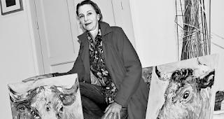 Monumental. K&uuml;he seien &laquo;monumentale Tiere&raquo;, findet Theresa Beitl, hier mit &laquo;Kuh-Portr&auml;ts&raquo;, die sie in Bellwald malte. 