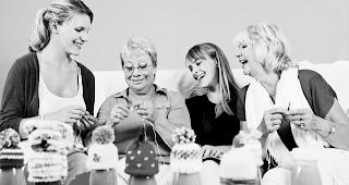 Stricken f&uuml;r einen guten Zweck. Pro gestricktes M&uuml;tzchen gehen 30 Rappen zugunsten des Einzelfonds von Pro Senectute f&uuml;r &auml;ltere Menschen in finanzieller Not. 