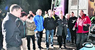 Ortsschau. Gabriel Imboden (rechts) bei seinen Erl&auml;uterungen bei der Ortsschau mit den Vertretern der drei Partnergemeinden Brig-Glis, Ried-Brig und Termen sowie Vertretern der beteiligten Baufirmen.  