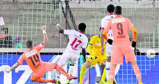 Verr&uuml;ckt. Ravets 0:1 (oben), GC-Goalie Vasic zeigt Schiedsrichter Amhof die Plastikflasche (Mitte) und Sittens Pa Modou nach sp&auml;tem Ausgleich. 