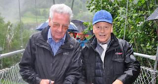 Die Initianten Hans Wenger (links) und Aldo Herzog gaben den Weg auf M&uuml;hlebacher Seite frei. 