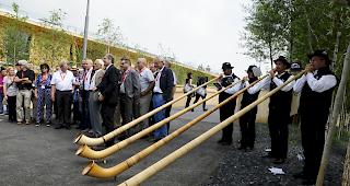 Alphornbl&auml;ser empfiengen die Delegation aus dem Wallis an der EXPO
