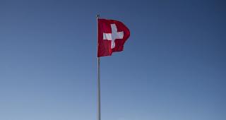 Die Schweizer Flagge auf dem Niesen (Symbolbild)