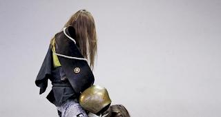 Szene aus dem St&uuml;ck &laquo;Tsch&auml;gg&raquo;. Eine Begegnung von drei Frauen mit den &laquo;Tsch&auml;gg&auml;tt&auml;&raquo;.