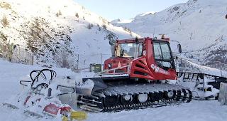 Tolle Pisten mit einem atemberaubenden Panorama. Bis zu 25 Pistenfahrzeuge pr&auml;parieren in Zermatt die Pisten. Mit dabei: Florian Imboden (Bild unten links).