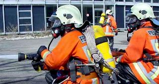 Wasser marsch: Die Feuerwehr bei ihrer Arbeit. 