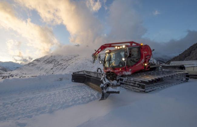 Pistenfahrzeug auf einer Piste (Archiv)