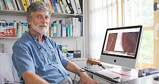 J&uuml;rg K&auml;mpfen in seiner Arztpraxis in Ried-Brig.