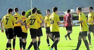 Ball im Visier. Patrick Steffen (Leuk-Susten), Jonas Kiechler und Raphael Loretan (Varen, von links) duellieren sich auch n&auml;chste Saison in der 3. Liga. 