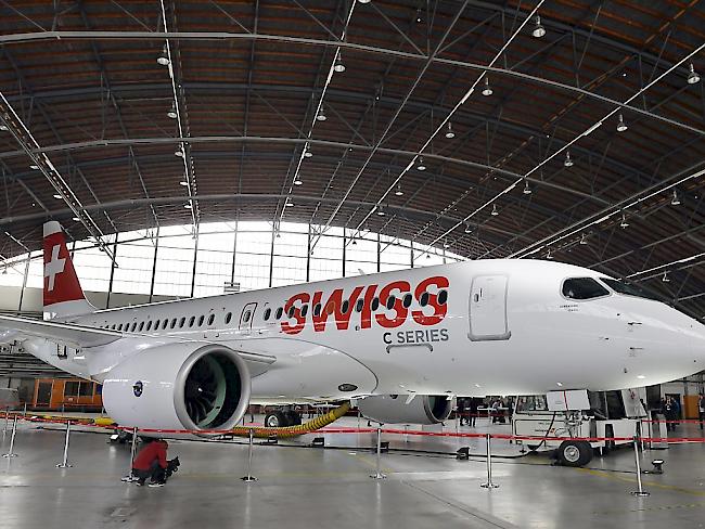 Der neue Bombardier CS100-Jet der Swiss in einem Hangar auf dem Flugahfen Zürich