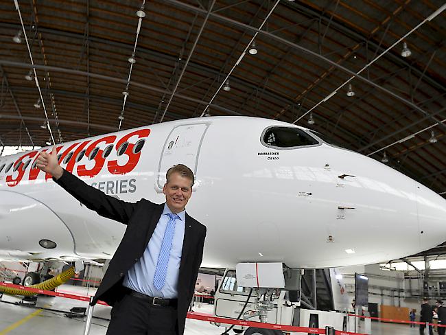 Swiss-Chef Harry Hohmeister posiert in einem Hangar am Flughafen Zürich vor dem neuen Bombardier-CS100-Jet der Fluggesellschaft. Mit solchen Jets soll ab 2016 schrittweise die Jumbolino-Flotte ersetzt werden.