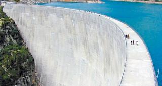 In Emosson wuchtet sich eine 180 Meter hohe Staumauer in die Höhe, sie nutzt die Wasser von Barberine.
