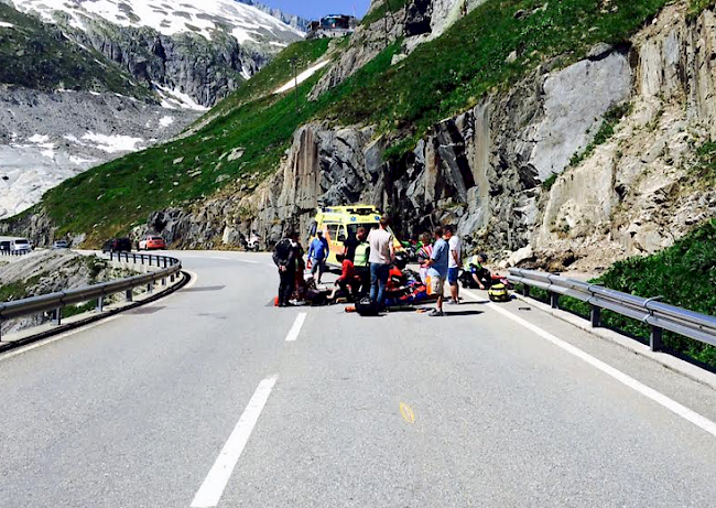 Blick auf die Unfallstelle auf der Furkapassstrasse.