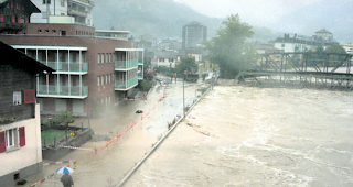 1993 – Brig unter Wasser, die Saltina verlässt ihr Bett und lagert Geröll und Schutt im Städtchen ab. zwei Menschen sterben (im Bild: Naters).