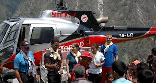 Die Walliser Gruppe bekommt zum Abschied traditionelle tibetische T&uuml;cher um den Hals gelegt.